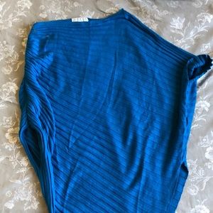 Oblong, one sleeved sweater